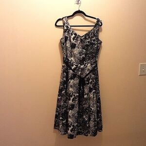 LAPIS BLACK & WHITE PLEATED DRESS SIZE: LG